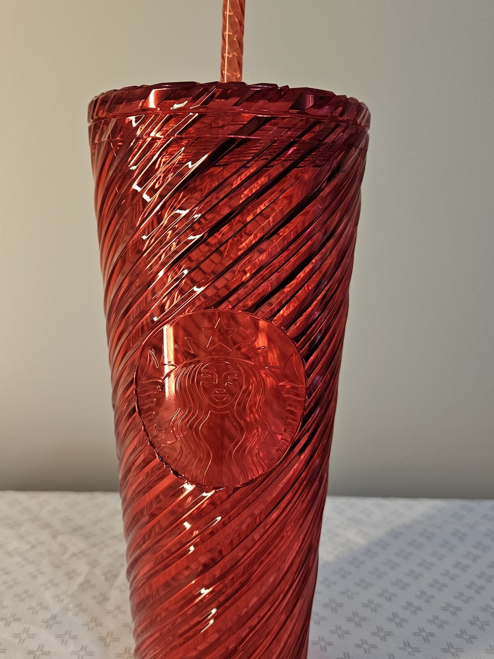 Starbucks Red Swirl Plastic 24 oz Tumbler w/ Lid & Straw Logo Theme